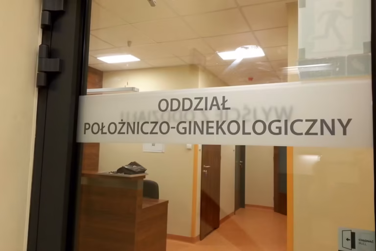 Folia mrożona z napisem na przeszkleniu oddziału szpitala