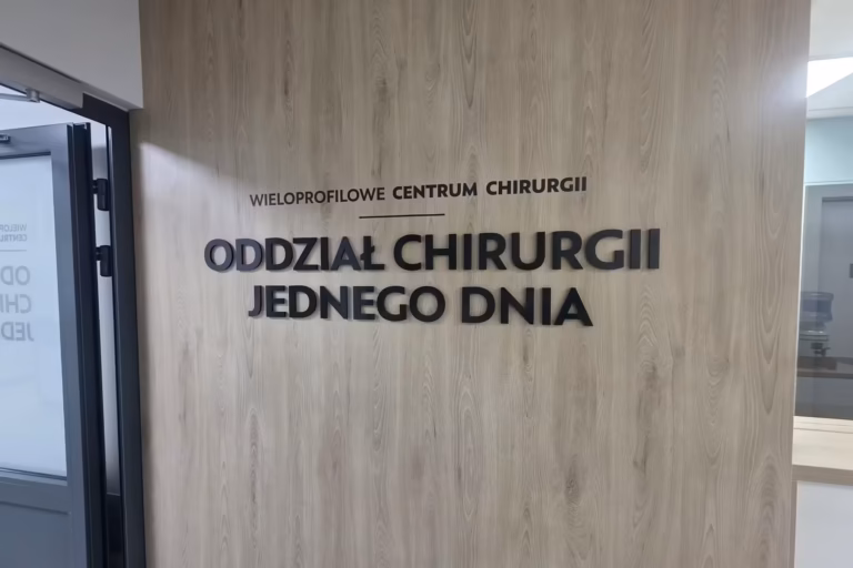 Litery przestrzenne 3D na ścianie oddziału szpitala