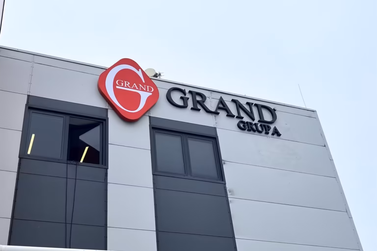 Litery przestrzenne i logo na elewacji budynku firmy