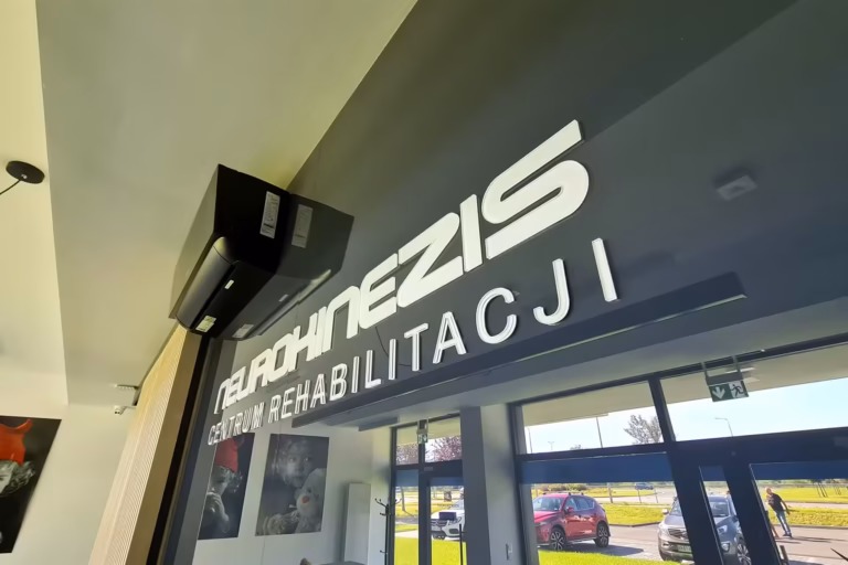 Logo przestrzenne nad recepcją centrum rehabilitacji