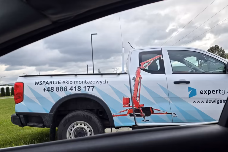 Oklejony samochód pickup z floty firmowej