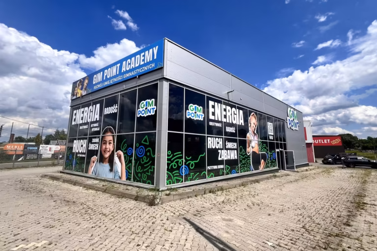 Oklejone witryny i elewacja obiektu sportowego