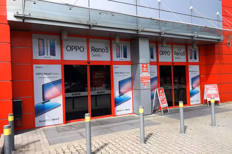 Oklejona witryna salonu sprzedaży