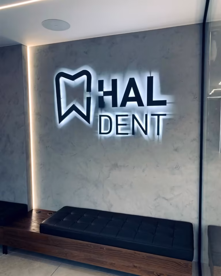 Podświetlane logo LED na ścianie w recepcji gabinetu